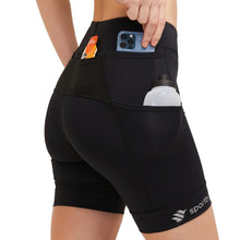 Bermuda de compressão feminina preta SPORTBR com 6 bolsos para corrida, com celular, cartão e garrafa d'água.