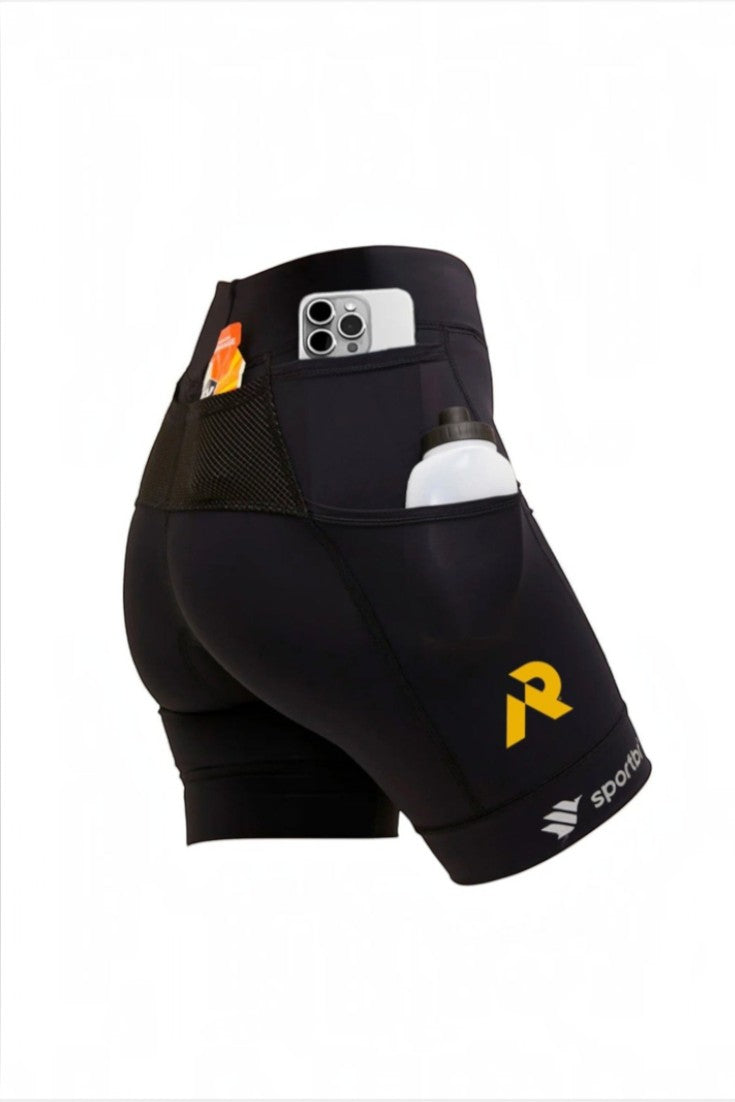 Bermuda de compressão preta SPORTBR com 6 bolsos funcionais, carregando celular e garrafa de água, vista traseira.