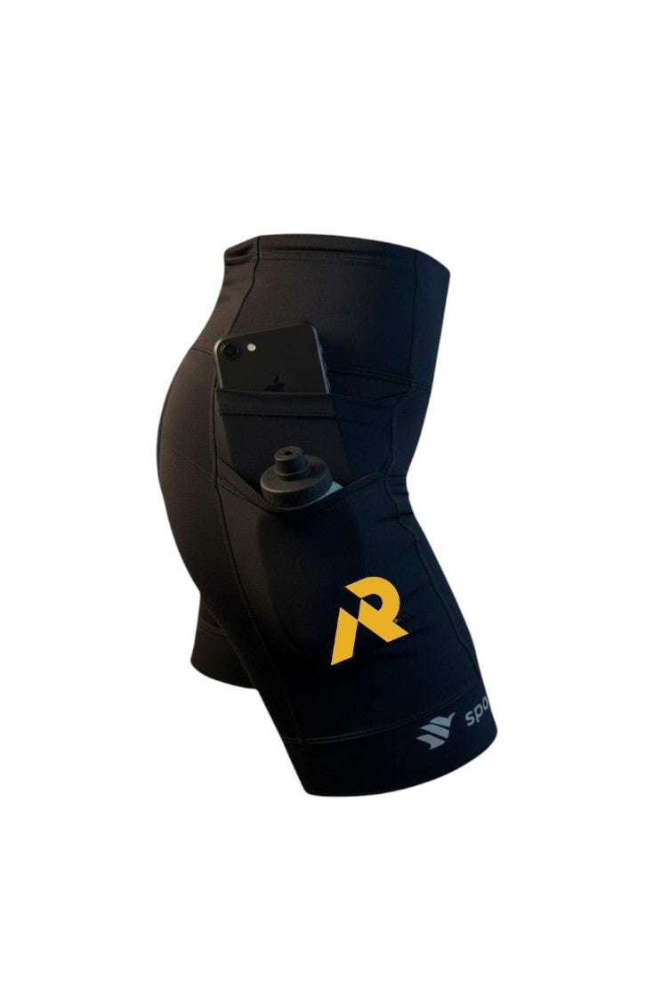 Bermuda de compressão preta SPORTBR com cós alto, bolsos laterais para celular e garrafa, e logo amarelo na perna.