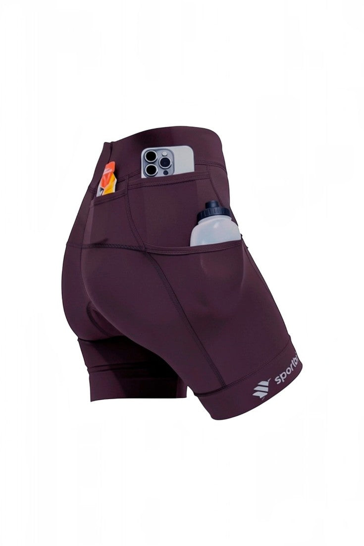 Bermuda de compressão feminina SPORTBR cor vinho com seis bolsos funcionais carregando celular e garrafa de água