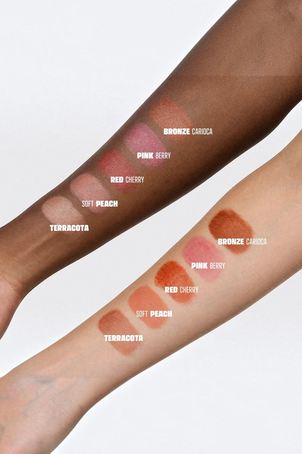 Swatches do blush multifuncional SPORTBR All In One em tons de pêssego, rosa e bronze em dois tons de pele diferentes.