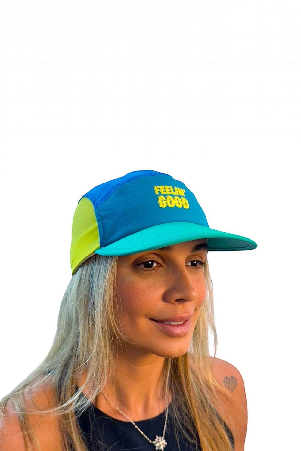 Mulher usando boné de corrida SPORTBR azul e amarelo com aba flexível e estampa frontal Feelin Good