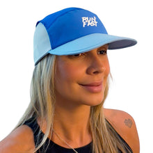 Boné de corrida azul e azul claro da SPORTBR com aba dobrável e logo branco "RUN FAST".