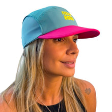 Boné de corrida SPORTBR azul e rosa com texto "FEEL GOOD" em amarelo. Leve e respirável.
