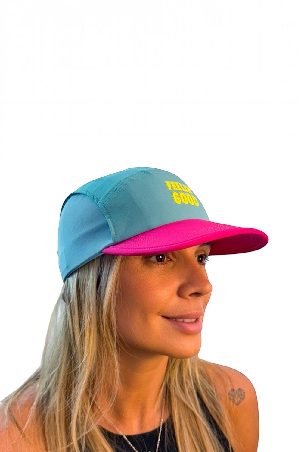 Boné de corrida SPORTBR ultraleve azul e rosa com aba flexível e estampa amarela, usado por uma mulher.