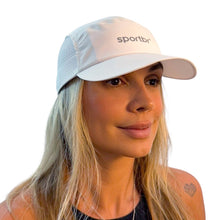 Boné de corrida branco SPORTBR com logo discreto, painel lateral perfurado e aba flexível. Ideal para treinos.
