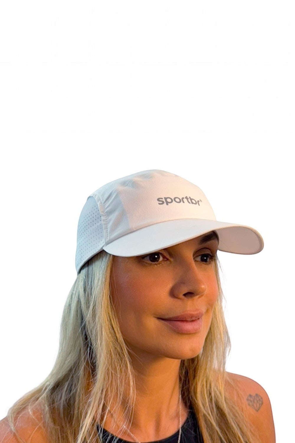 Mulher loira usando boné de corrida branco ultraleve da marca SPORTBR com painéis laterais respiráveis.
