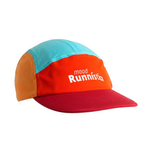 Boné de corrida SPORTBR colorido, com painéis em laranja, vermelho, azul claro e laranja. Aba dobrável e tecido leve.