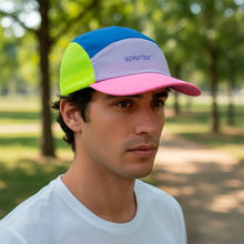 Boné de corrida SPORTBR colorido, com painéis em lilás, rosa, azul e verde neon. Aba dobrável e tecido respirável.