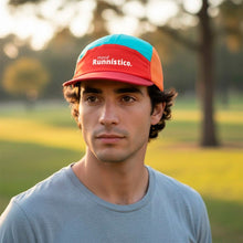Boné de corrida SPORTBR colorido, com painéis em vermelho, azul e laranja, aba dobrável e logo "mood Runnistico.".