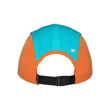 Boné de corrida SPORTBR colorido, com painel superior azul turquesa e laterais laranja perfuradas. Ajuste em fivela preta.