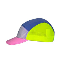 Boné de corrida SPORTBR colorido, com painéis em lilás, rosa e verde limão, aba dobrável e detalhes perfurados para ventilação.
