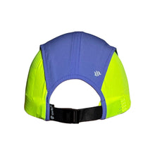 Boné de corrida SPORTBR lilás e verde neon, com painéis laterais perfurados e fecho ajustável.
