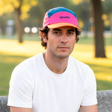 Boné de corrida SPORTBR rosa, azul e laranja com logo bordado, aba dobrável e tecido respirável.
