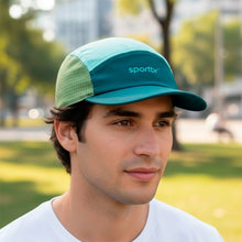 Boné de corrida SPORTBR verde e azul claro com logo da marca bordado. Painel lateral perfurado para ventilação.