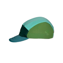 Boné de corrida SPORTBR verde e azul, com painéis perfurados para ventilação e aba dobrável.