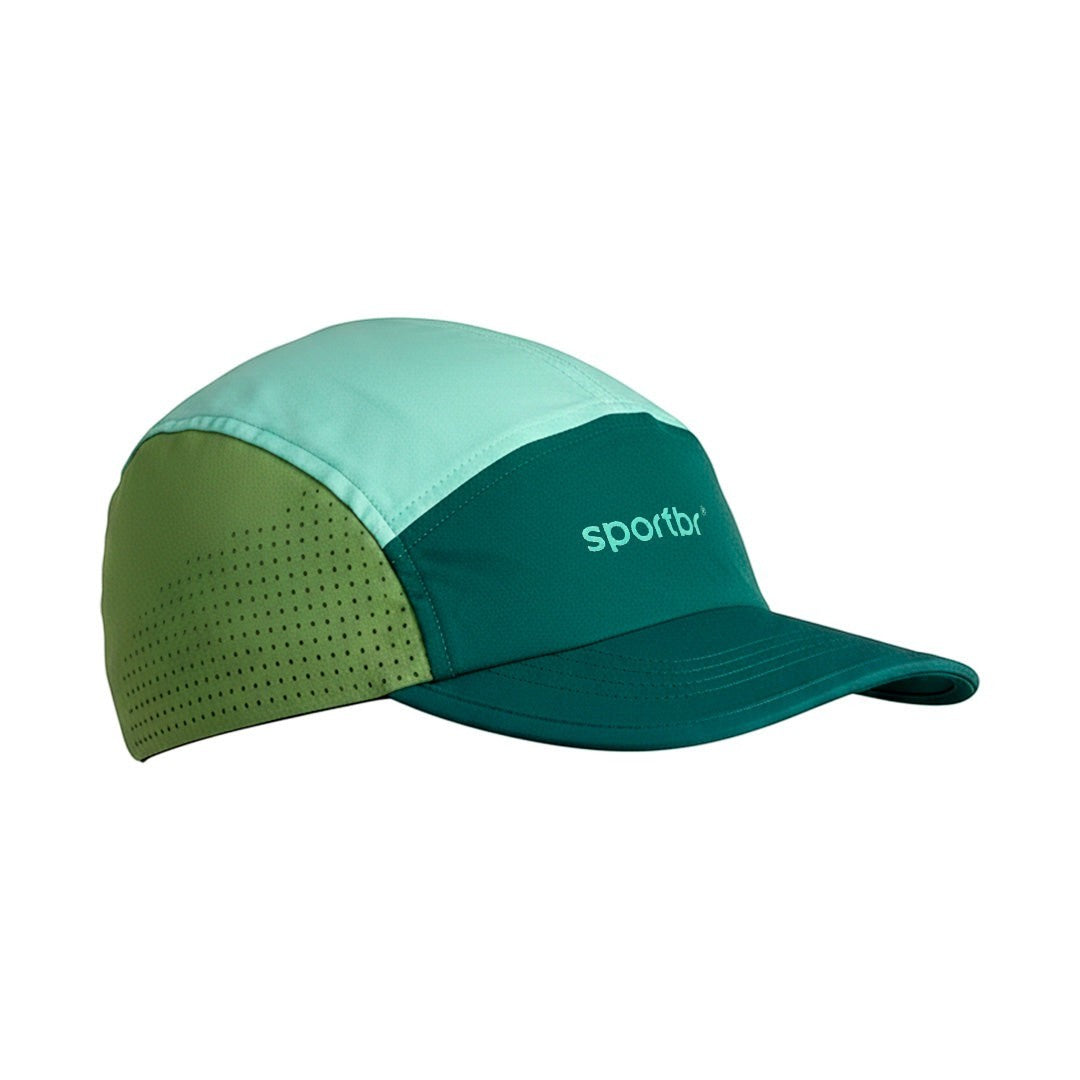 Boné de corrida Sportbr verde e azul claro, com painéis perfurados para ventilação e aba dobrável.