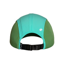 Boné de corrida Sportbr verde e turquesa, com painéis laterais perfurados e logo branco.