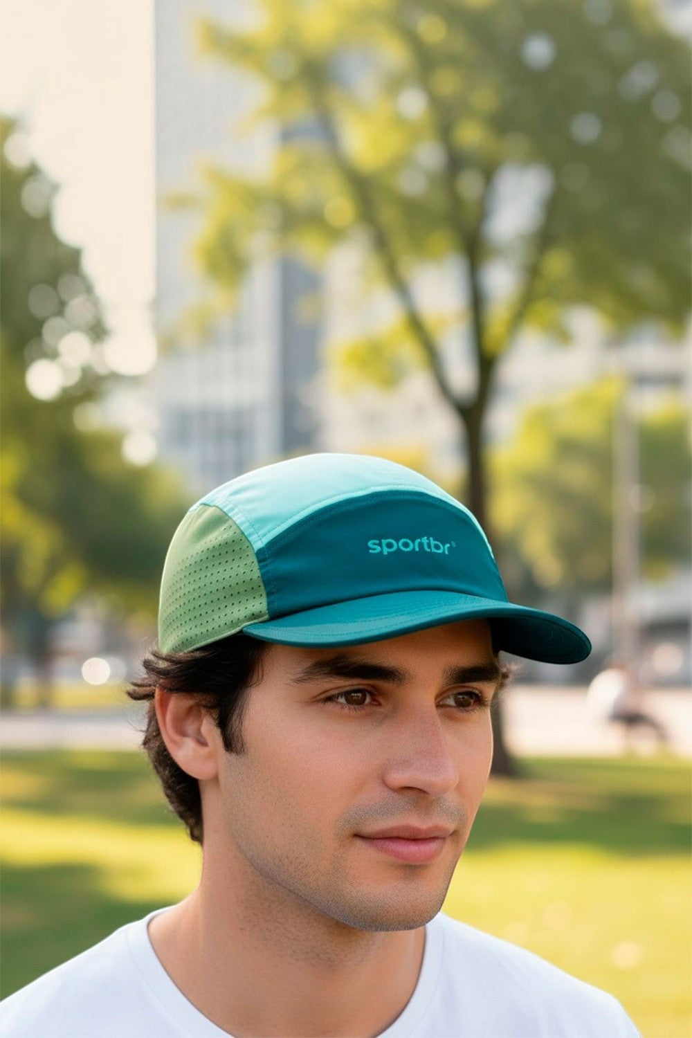 Boné de corrida SPORTBR verde ultraleve com painéis respiráveis em modelo masculino ao ar livre