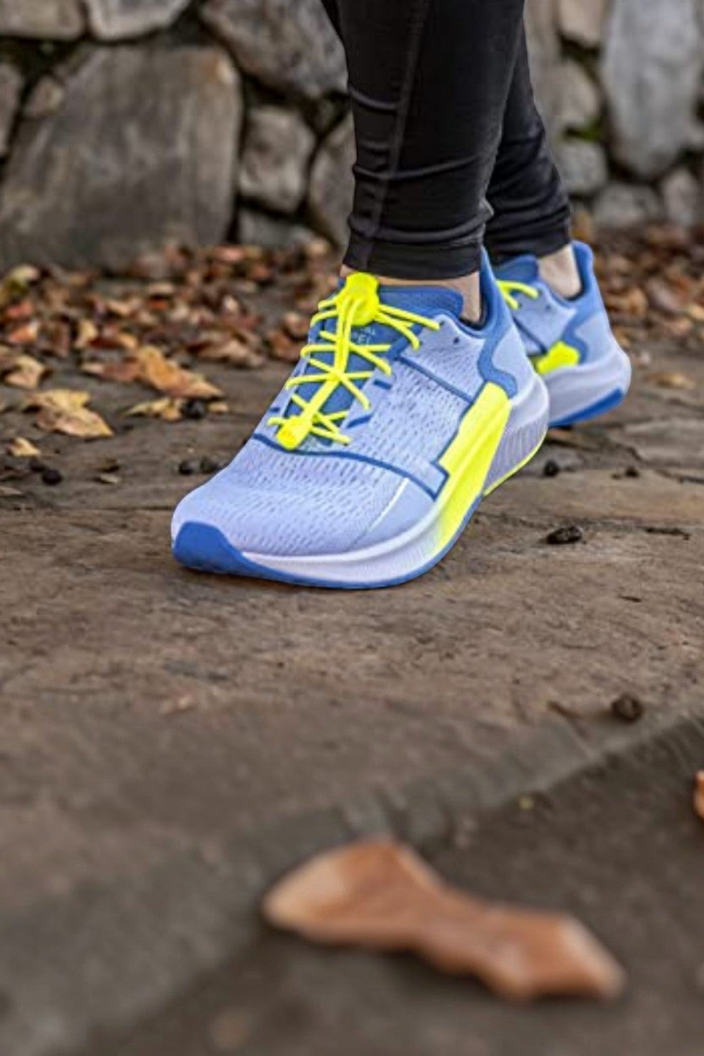 Cadarço elástico amarelo neon SPORTBR instalado em tênis de corrida azul, proporcionando ajuste prático e firme.