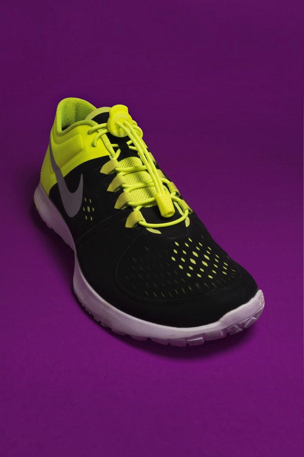 Tênis de corrida preto com cadarço elástico Lock Laces SPORTBR na cor amarelo neon, instalado para ajuste rápido.