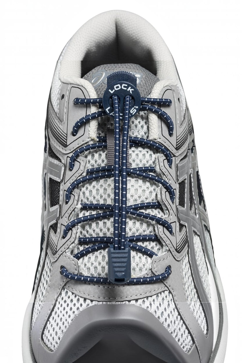 Cadarço elástico azul marinho SPORTBR Lock Laces instalado em tênis de corrida cinza com sistema de trava ajustável