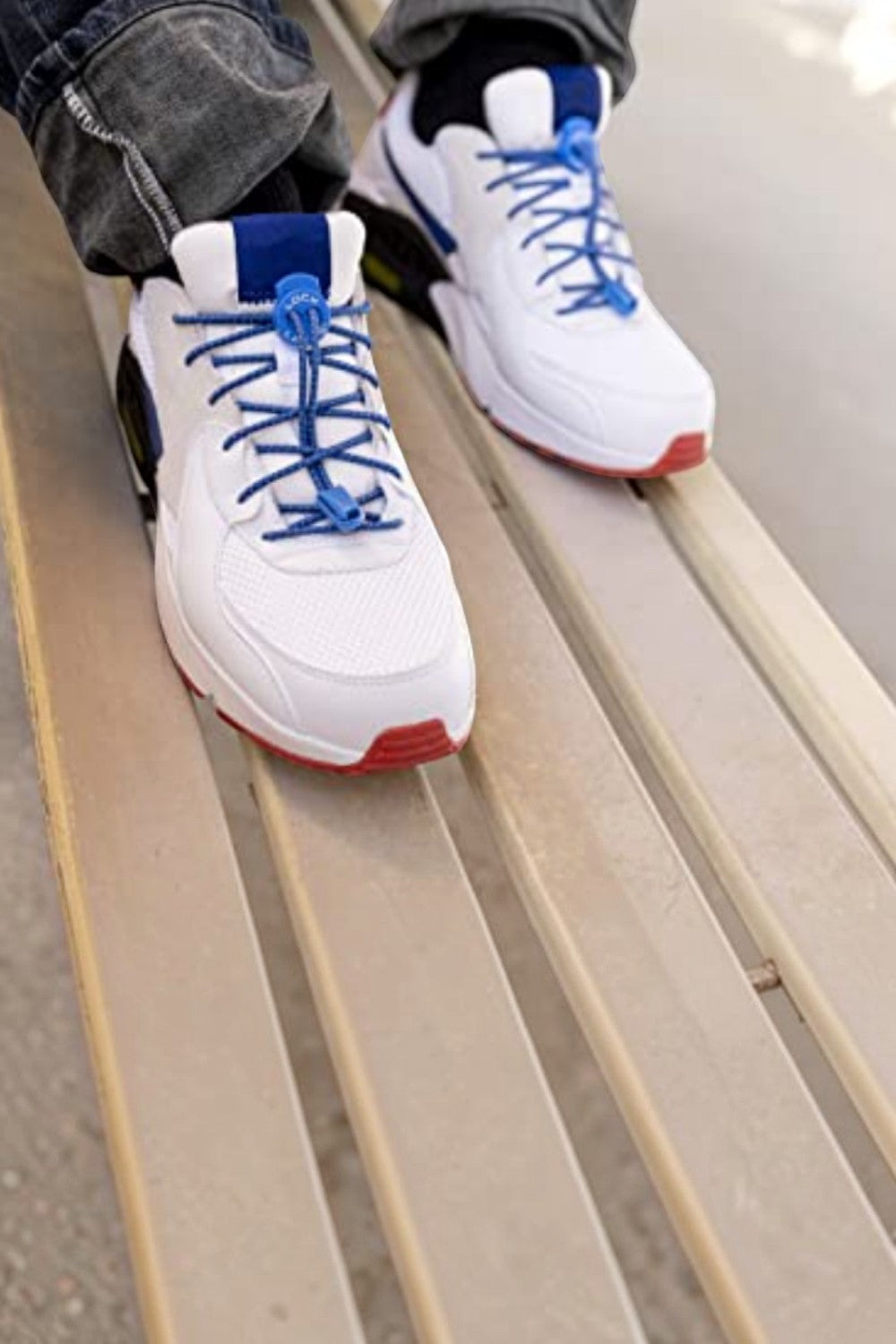 Cadarço elástico azul royal SPORTBR instalado em tênis esportivo branco, proporcionando ajuste firme e prático.