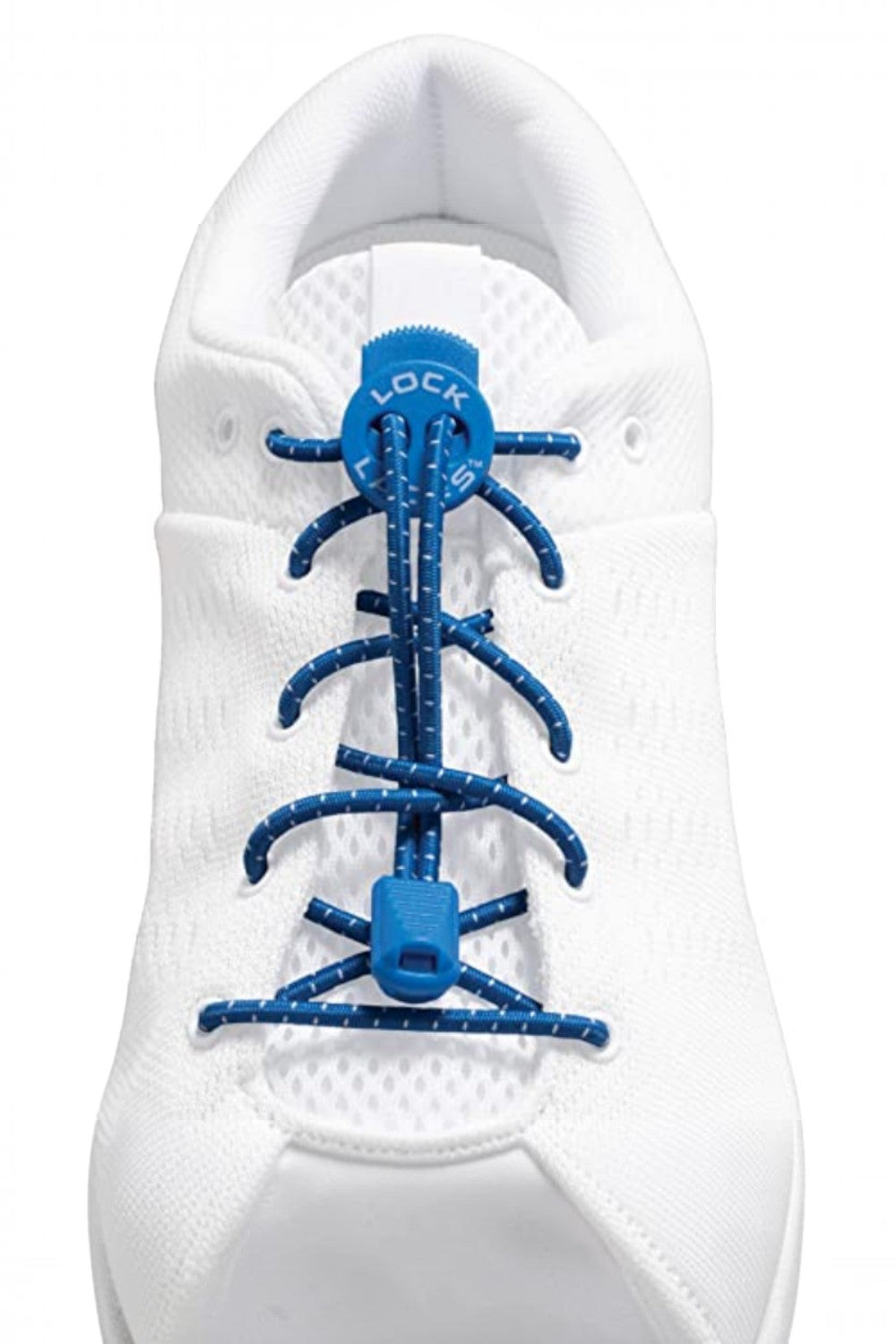 Cadarço elástico SPORTBR Lock Laces azul royal instalado em tênis branco, com sistema de travamento e detalhes refletivos.