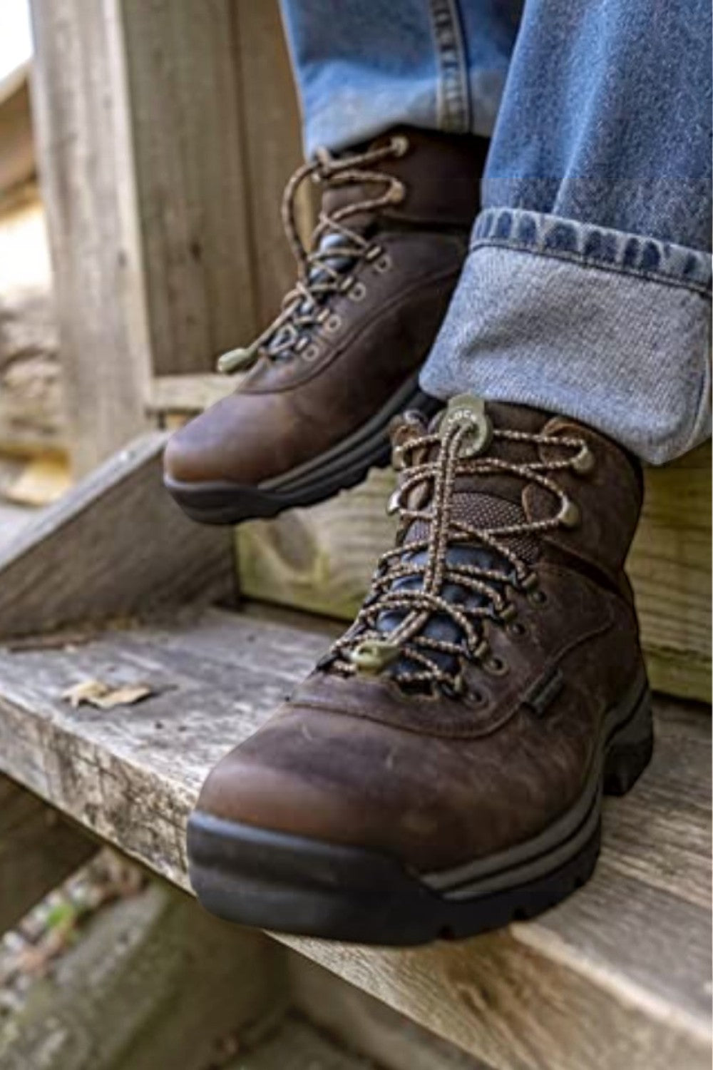 Cadarço elástico SPORTBR Lock Laces camuflado instalado em bota de couro marrom, ideal para trilhas e trabalho.