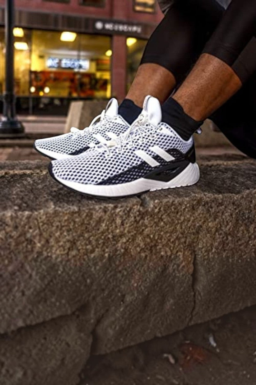 Cadarço elástico branco SPORTBR instalado em tênis esportivo, garantindo ajuste firme e prático para corrida.
