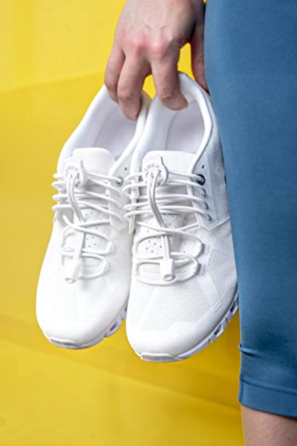 Cadarço elástico branco SPORTBR em tênis esportivo, sistema de ajuste rápido para corrida e uso diário.
