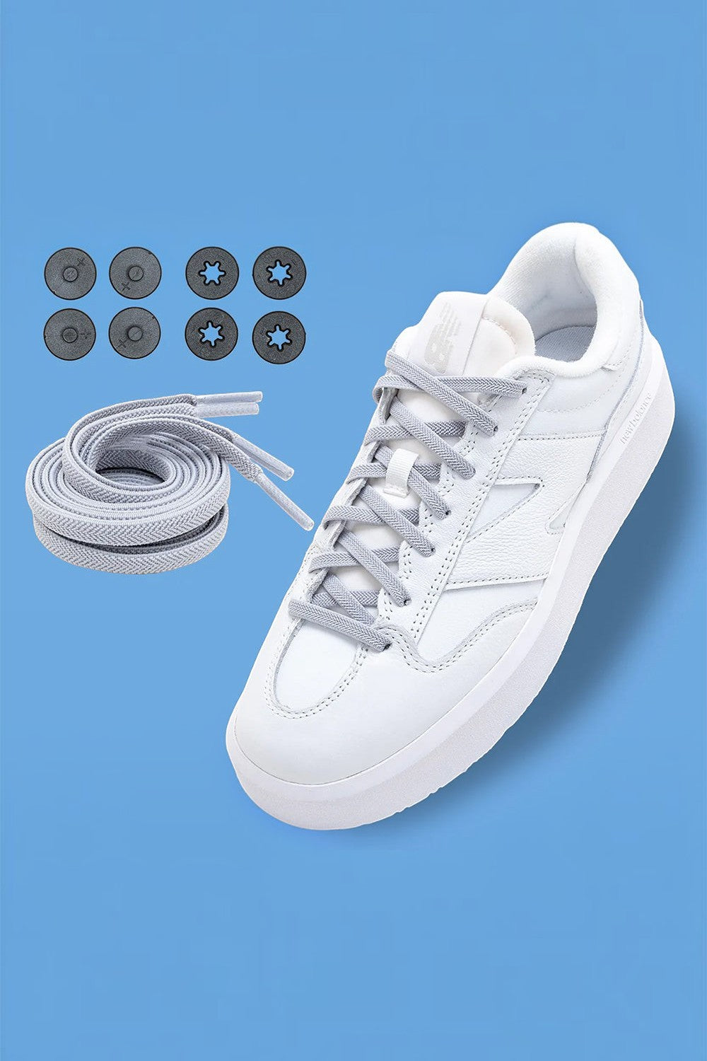 Cadarço elástico SPORTBR Lock Laces FLAT cinza instalado em tênis branco e acessórios de fixação