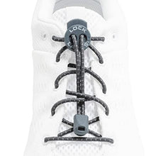 Cadarço elástico Lock Laces cinza refletivo com fecho e clipes de acabamento em um tênis branco.