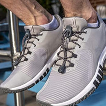 Cadarço elástico Lock Laces cinza refletivo para tênis, com sistema de travamento e ajuste rápido. SPORTBR.