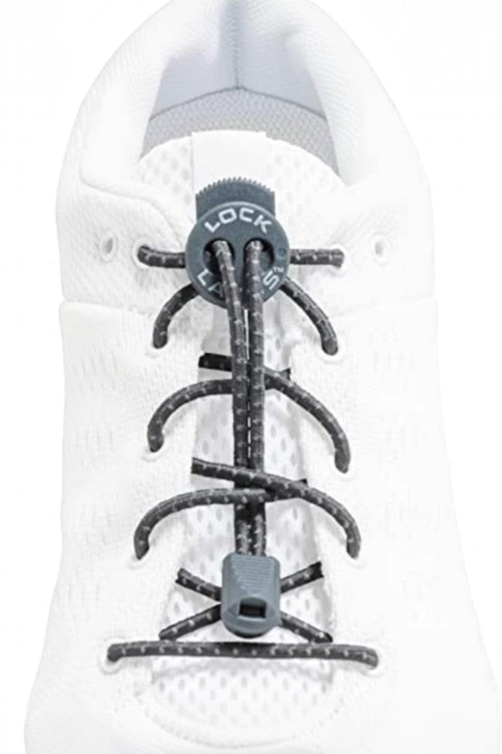 Cadarço elástico SPORTBR Lock Laces na cor cinza refletivo instalado em um tênis branco, vista frontal.