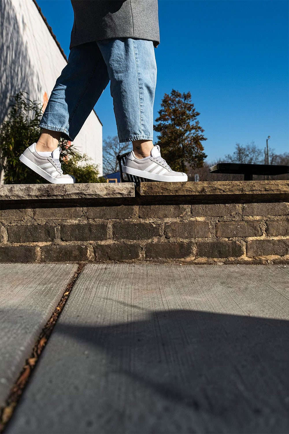 Pessoa caminhando usando tênis cinza com cadarço elástico SPORTBR Lock Laces FLAT na cor cinza em ambiente externo