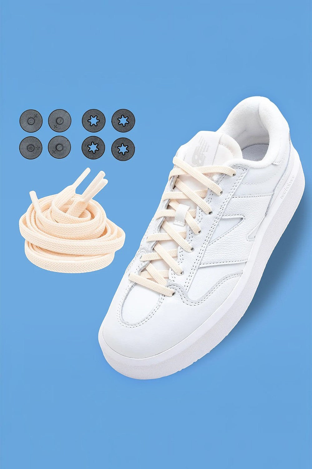 Cadarço elástico SPORTBR Lock Laces FLAT na cor creme instalado em tênis branco e acessórios de fixação