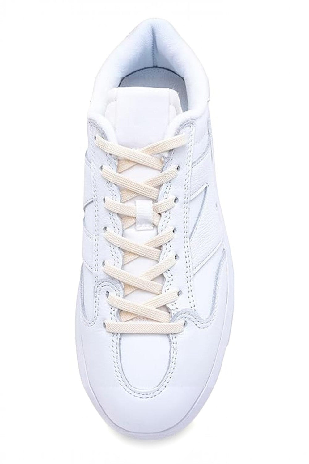 Cadarço elástico SPORTBR Lock Laces FLAT na cor creme instalado em um tênis branco para facilitar o calce