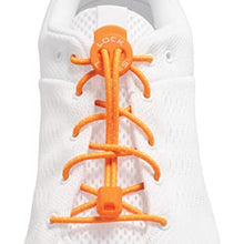 Cadarço elástico laranja Lock Laces para tênis branco, com fecho e clipes de acabamento.