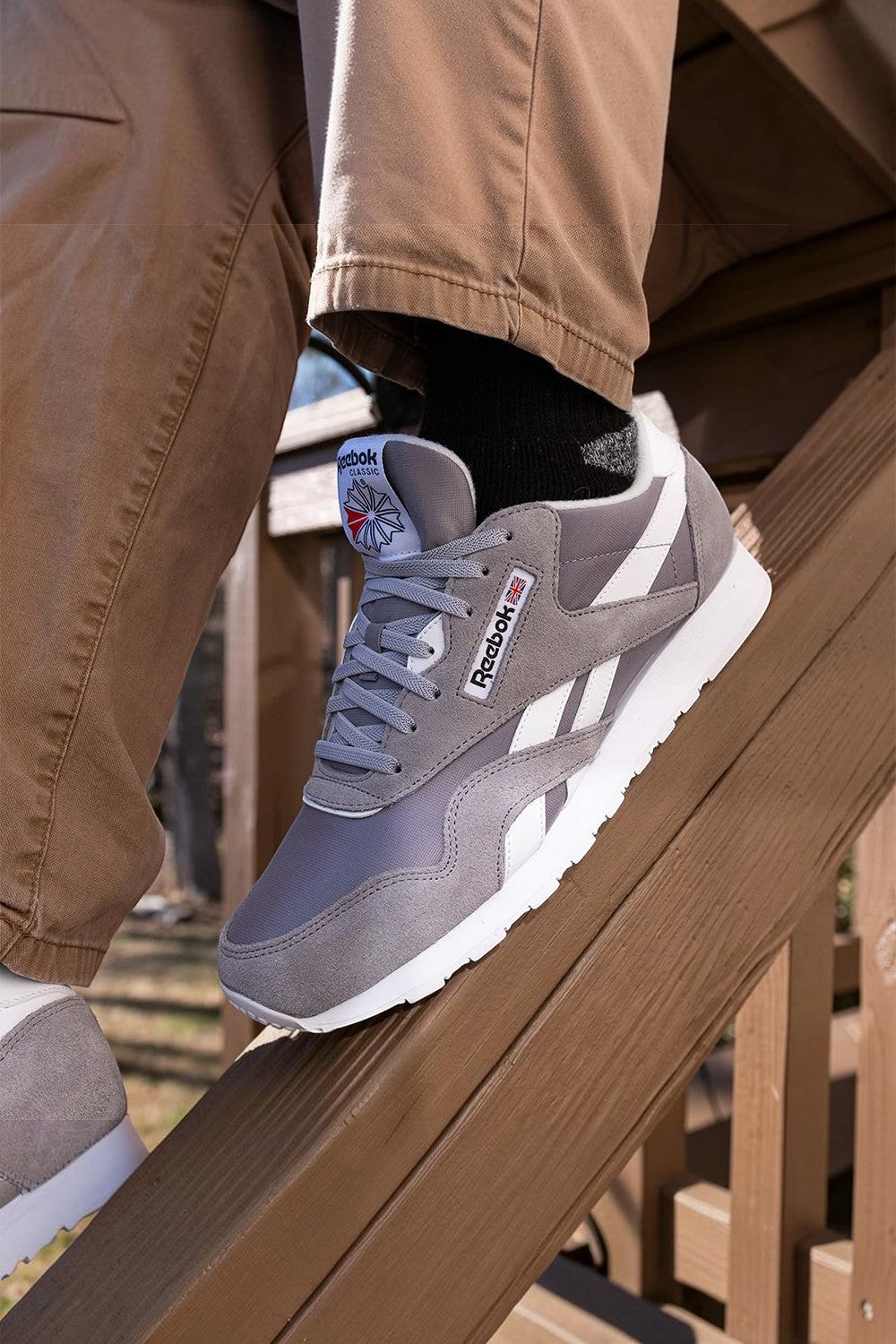 Cadarço elástico Lock Laces cinza modelo FLAT instalado em tênis Reebok cinza, oferecendo praticidade e ajuste firme.