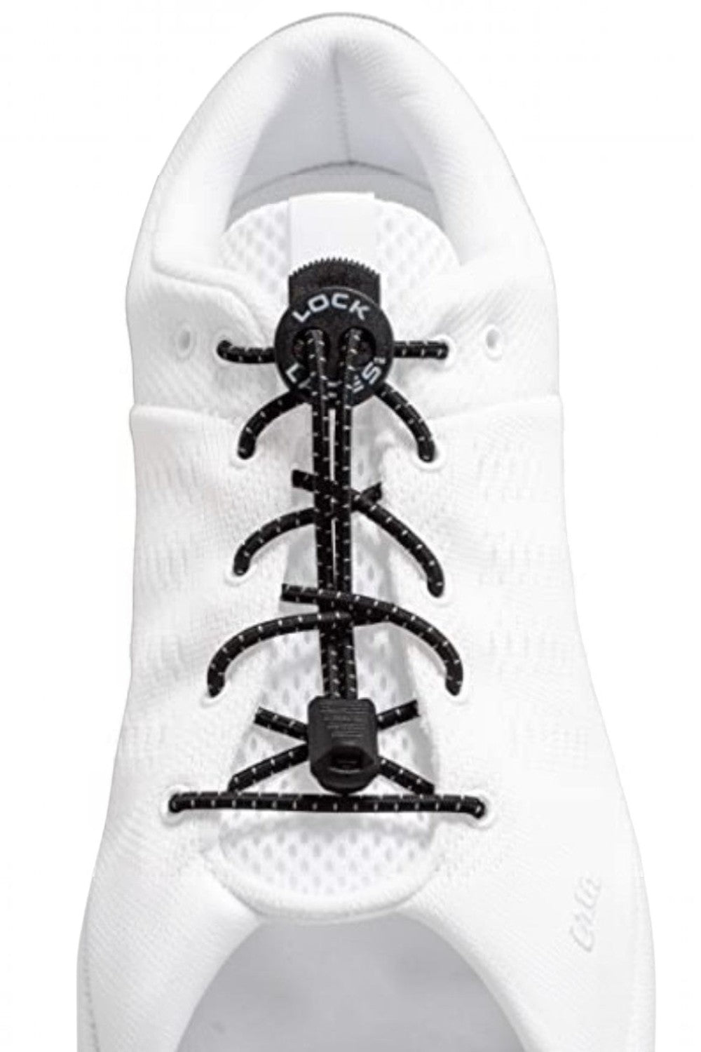 Cadarço elástico preto SPORTBR Lock Laces instalado em tênis branco, com sistema de travamento e detalhes refletivos.