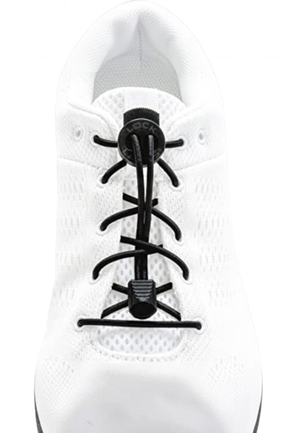 Cadarço elástico preto SPORTBR instalado em tênis branco, com sistema de travamento para ajuste rápido e prático.
