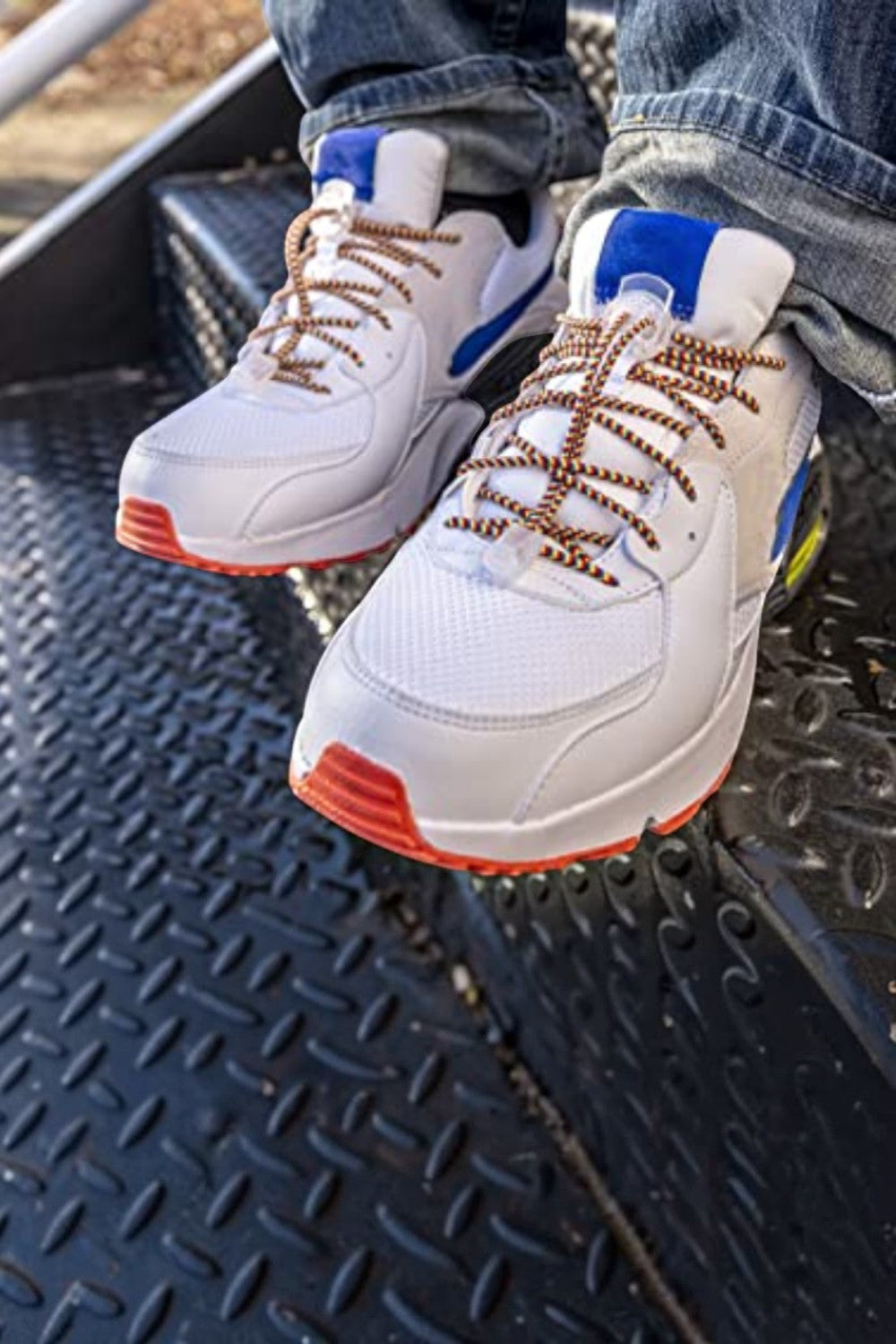Cadarço elástico Lock Laces Rainbow da SPORTBR instalado em tênis branco, proporcionando ajuste prático e colorido.