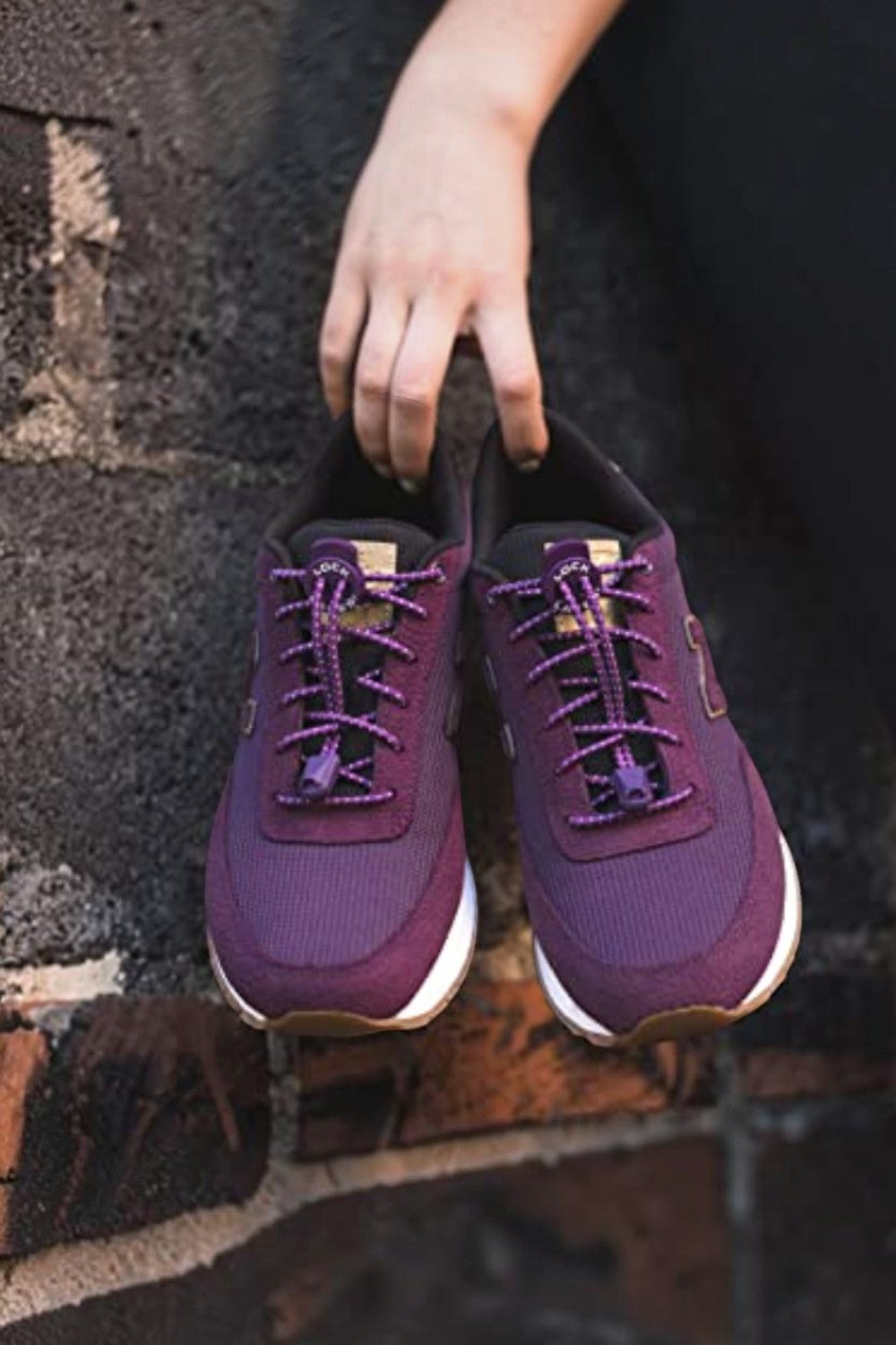 Cadarço elástico roxo SPORTBR Lock Laces instalado em tênis esportivo, garantindo ajuste firme e prático.