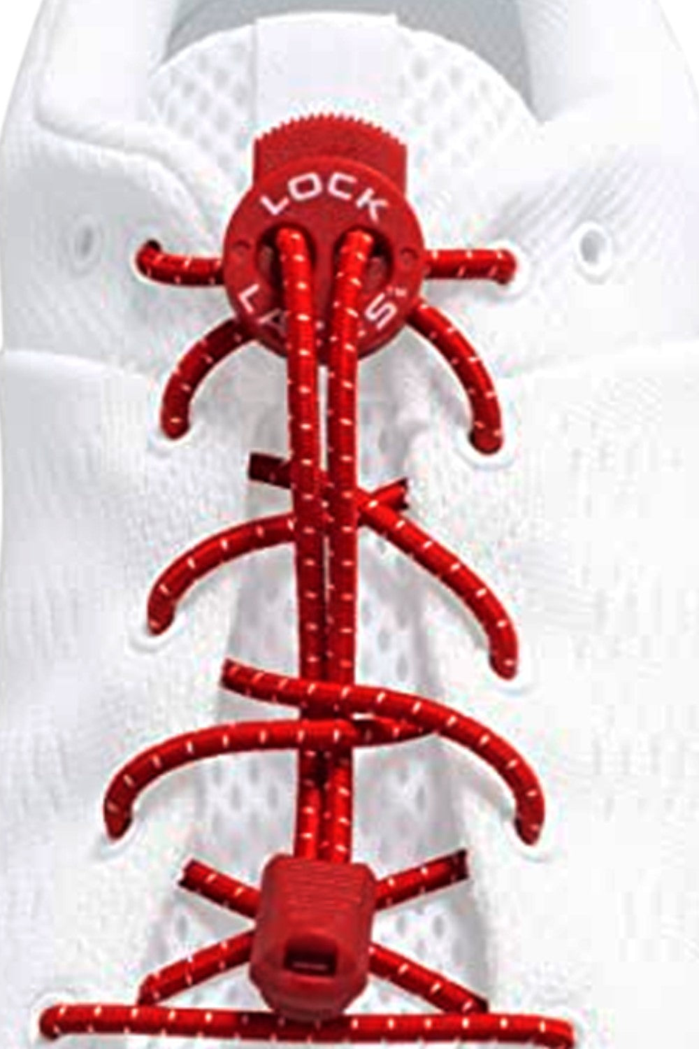 Cadarço elástico vermelho SPORTBR Lock Laces com sistema de travamento instalado em tênis branco
