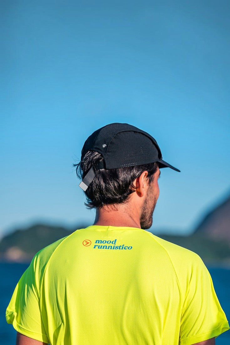 Camiseta SPORTBR Julia Sette Mood amarela neon de poliamida com estampa nas costas, vista traseira ao ar livre