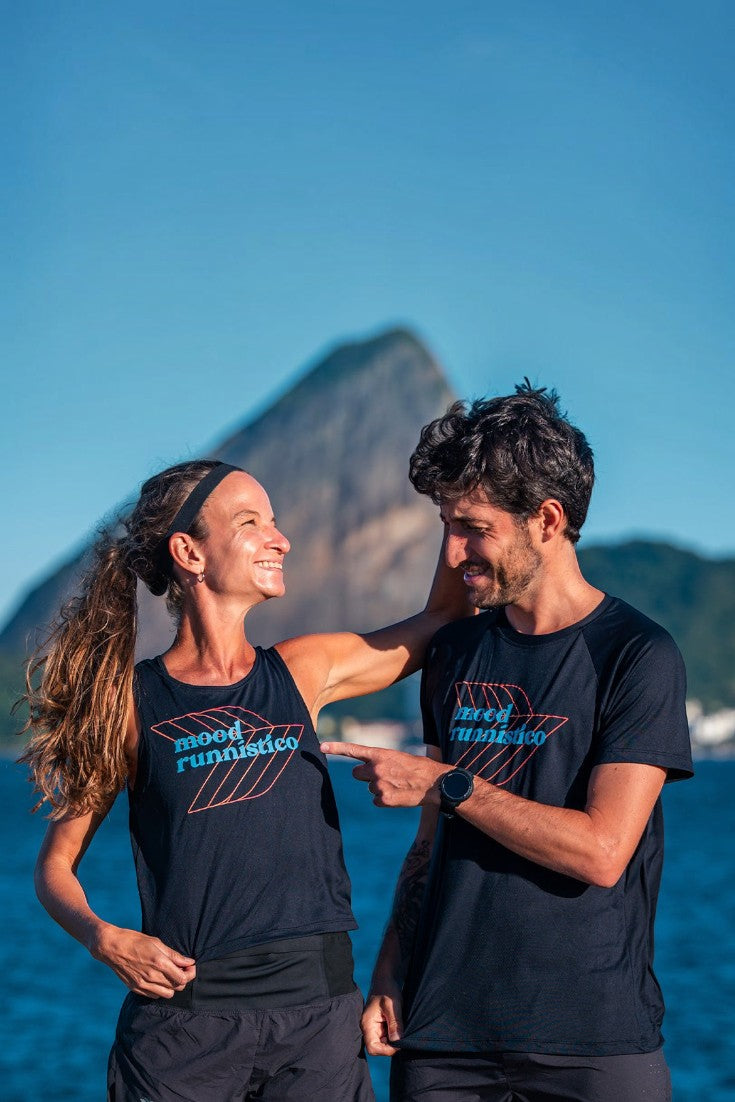 Casal vestindo camisetas pretas SPORTBR Julia Sette Mood de poliamida com estampa esportiva ao ar livre