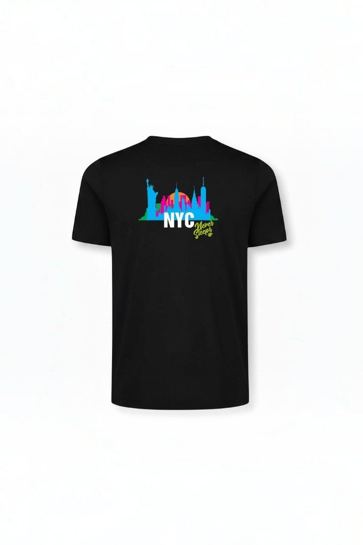 Camiseta preta SPORTBR com estampa colorida do skyline de Nova York e frase NYC Never Sleeps nas costas