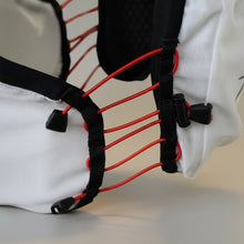 Colete de hidratação SPORTBR branco com detalhes em vermelho e preto, ajuste elástico para corrida.