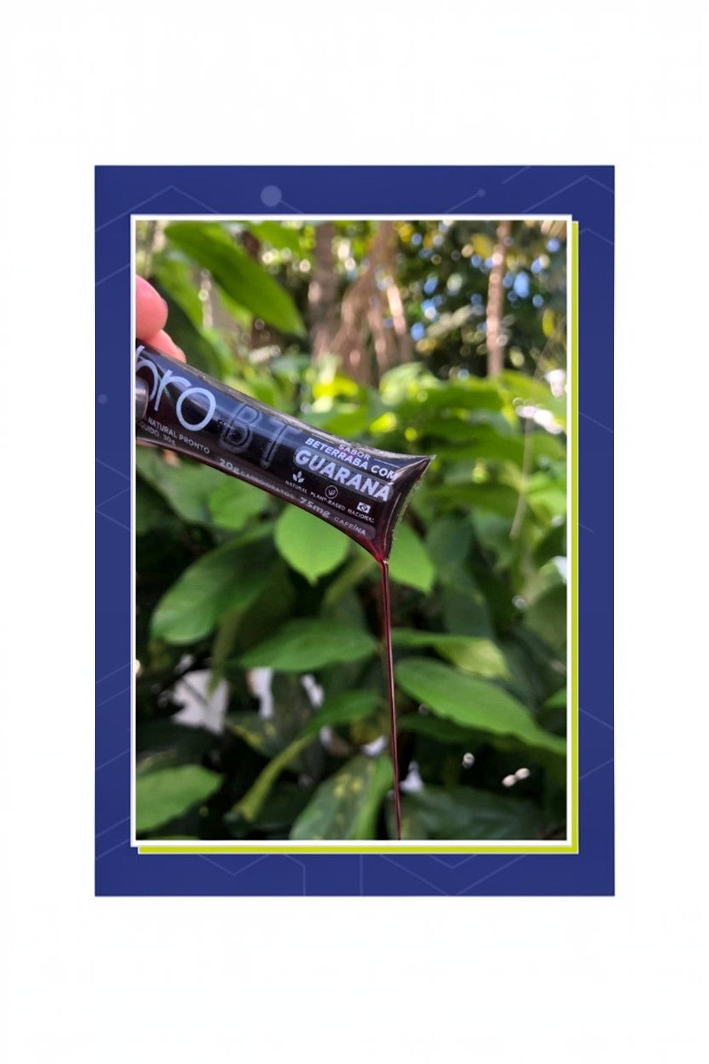 Sachê de gel de carboidrato SPORTBR DOBRO sabor beterraba com guaraná e cafeína sendo aberto ao ar livre